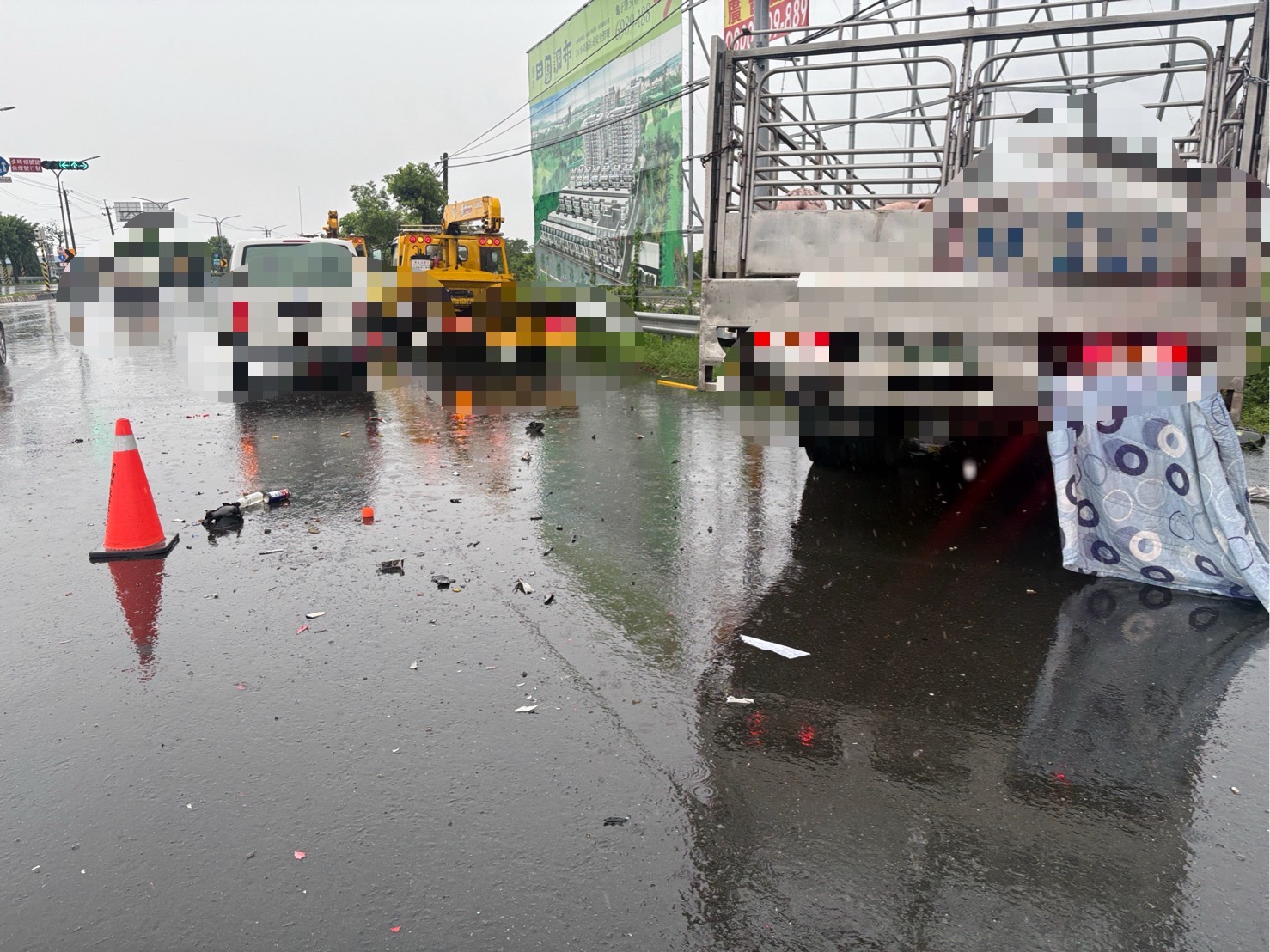 ▲運豬車雨天失控！連撞工程車、機車 騎士遭輾當場身亡（圖／記者王俊勝 翻攝）