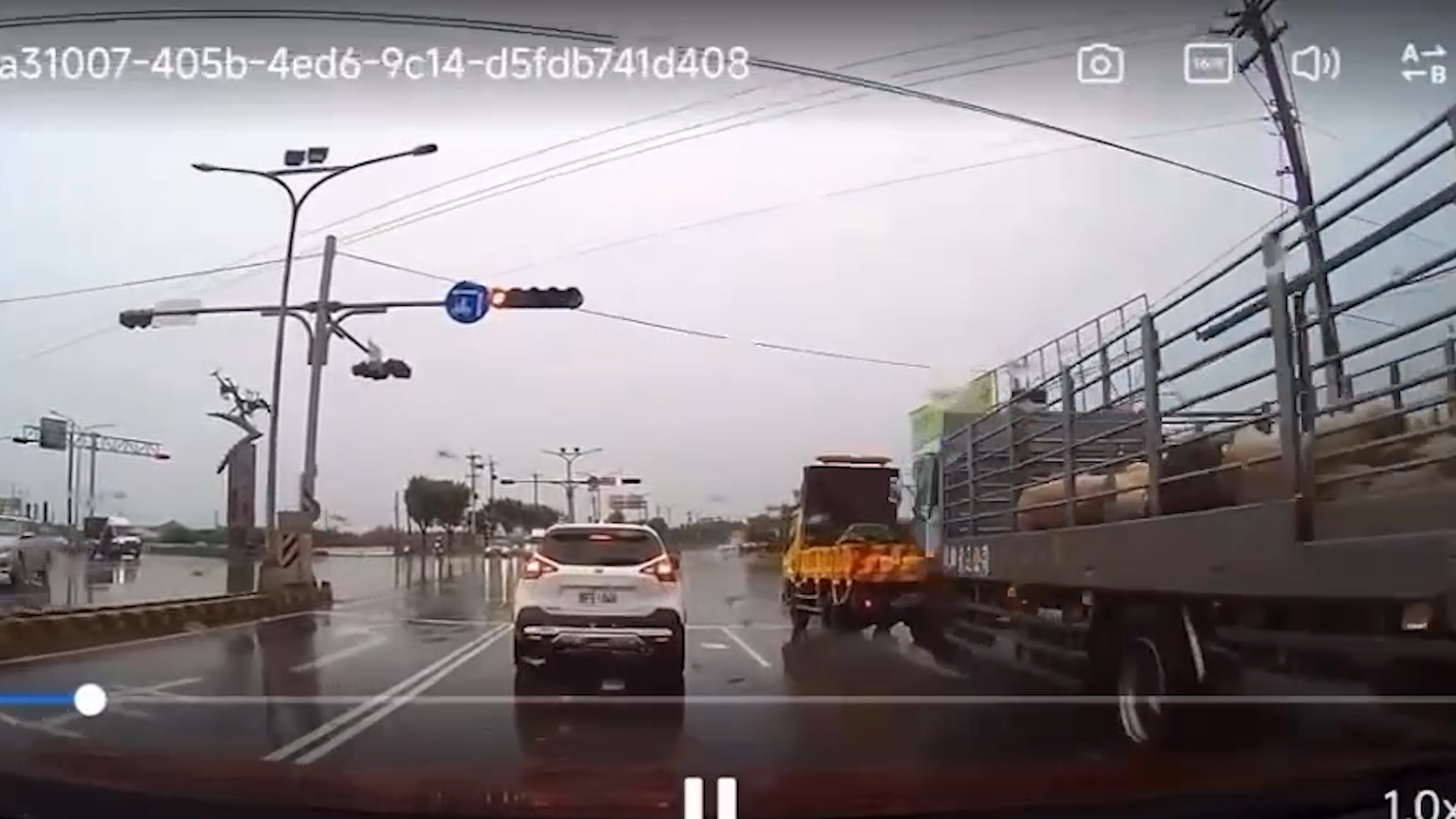 ▲▼運豬車雨天失控！連撞工程車、機車 騎士遭輾當場身亡（圖／記者王俊勝 翻攝）1