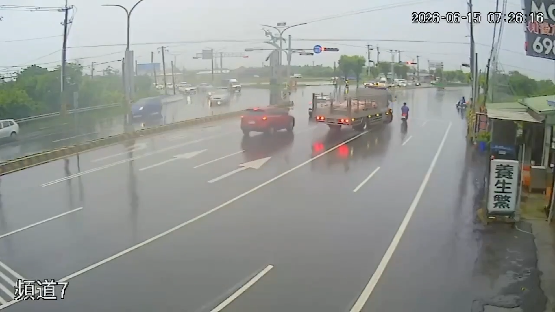▲▼運豬車雨天失控！連撞工程車、機車 騎士遭輾當場身亡（圖／記者王俊勝 翻攝）2