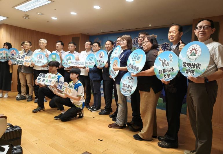 新北成立軌道人才培育聯盟 30名學生暑假進駐體驗實務 58 《圖說》新北軌道人才培育產學合作策略聯盟,讓學生在學期間即可接觸軌道運輸產業現場,提早累積經驗,也為新北培養更多專業技術人才。〈記者葉柏成攝〉