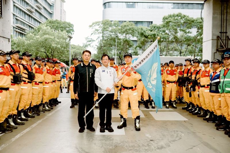 36小時實戰演練驗證國際級戰力 新北特搜隊完成NAP重型搜救複測 47 《圖說》國家重型救援隊複測---授旗,中為消防局長陳崇岳。〈消防局提供〉