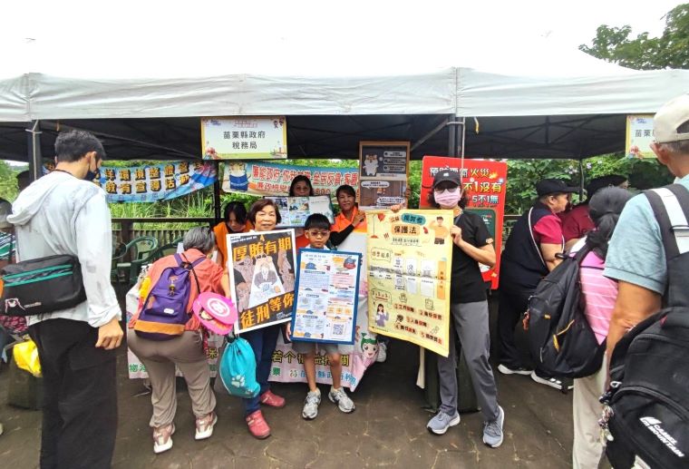 打造透明幸福城市 苗栗桐花祭租稅宣導寓教於樂 39 《圖說》苗栗縣桐花祭健行租稅宣導,兼顧健行賞花、學習廉政知識。〈主辦單位提供〉
