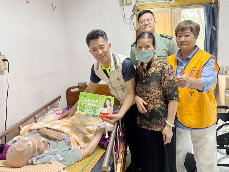 慰訪土城退舍榮民長輩 新北榮服處攜手各界傳遞端節溫情 39 《圖說》陳立中處長(右3)偕同新北市後備指揮部陳彥均上尉(後排者)、榮欣志工關懷退舍榮民長輩。〈新北榮服處提供〉