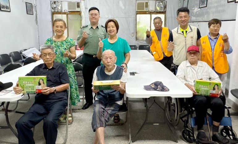 慰訪土城退舍榮民長輩 新北榮服處攜手各界傳遞端節溫情 40 《圖說》新北市榮民服務處陳立中處長(後排右2)偕同新北市後備指揮部陳彥均上尉(後排左2)、榮欣志工前往「土城居安一莊」致贈榮民長輩端節禮盒。〈新北榮服處提供〉