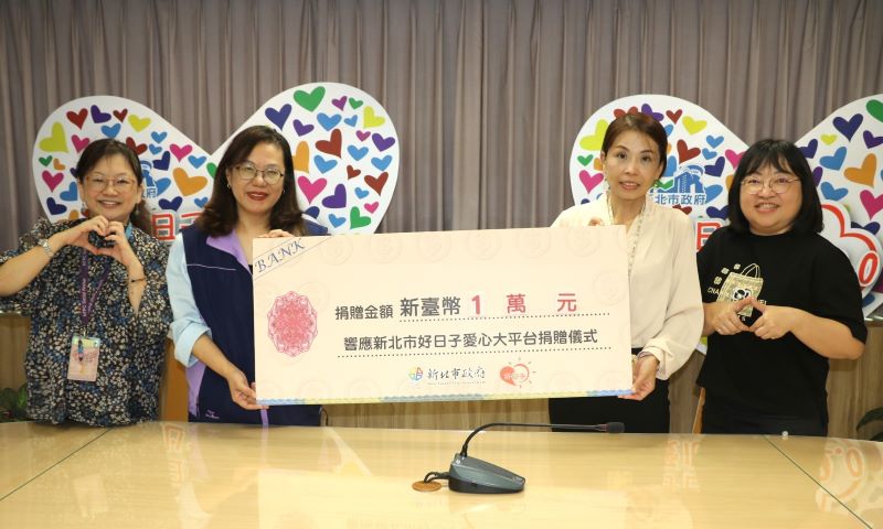 熟悉的家最安心 新北推親屬安置愛在家族間延續 49 《圖說》全國數位有限電視由行政處主任陳秋燕(右2)代表公司捐贈一萬元,做為親屬安置計畫專用,由社會局專委林秀穗(左2)代表受贈。右1為中華民國兒童人權協會督導羅麗鈴。〈社會局提供〉