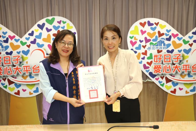 熟悉的家最安心 新北推親屬安置愛在家族間延續 50 《圖說》社會局專委林秀穗(左)代表社會局回贈感謝狀,感謝全國數位有限電視響應「愛無限—兒少安置計畫」,由行政處主任陳秋燕(右)代表受贈。〈社會局提供〉