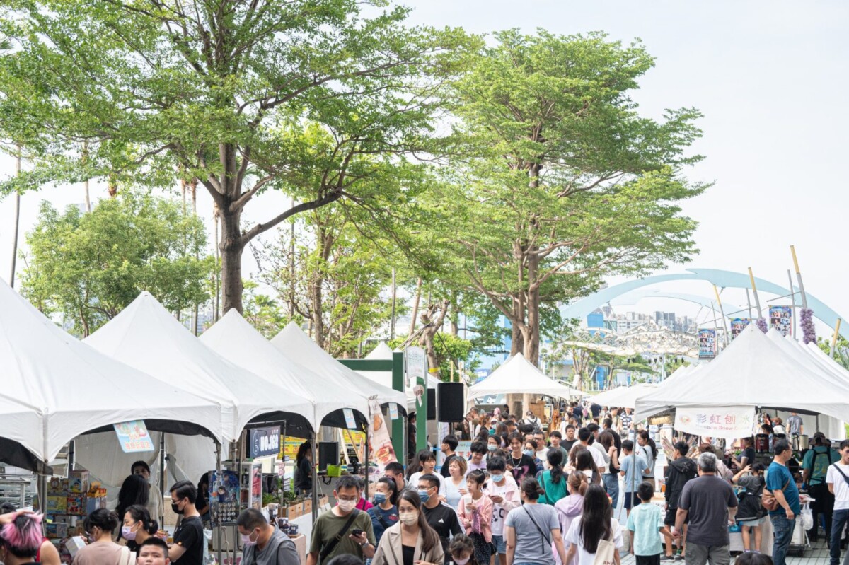 ▲活動期間亦同步舉辦端午特色市集,集結特色美食、文創選物及手作商品,民眾在參與活動之餘也能盡情逛街尋寶,好吃又好玩。(圖/高雄夢時代提供)