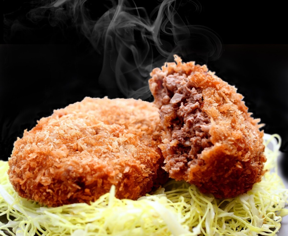 ▲お肉の九門堂炸漢堡，牛／豬肉炸漢堡排（原味／起司），推薦價120~140元／個。（圖/高雄夢時代提供）