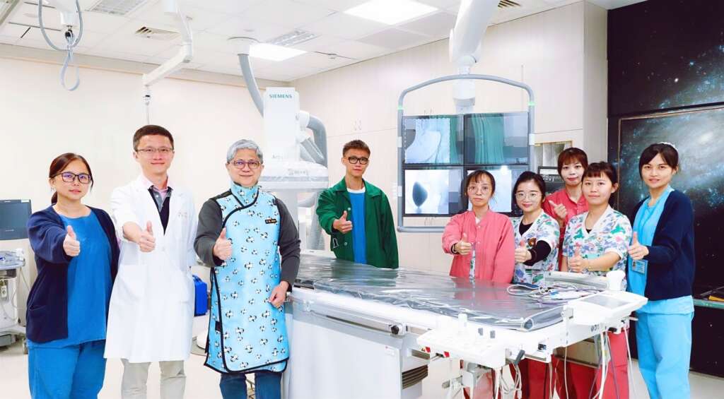 ▲醫療團隊展開跨科合作執行血管栓塞術,終於讓男大生脫離險境。(圖/大里仁愛醫院提供)