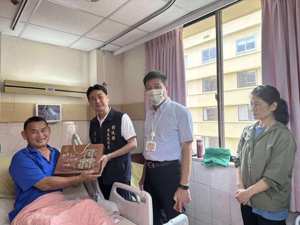 ▲彰化榮服處邱文俊處長訪視中榮住院榮民眷,攜手推動就醫綠色通道及御老專案。(圖/彰化縣榮民服務處提供)