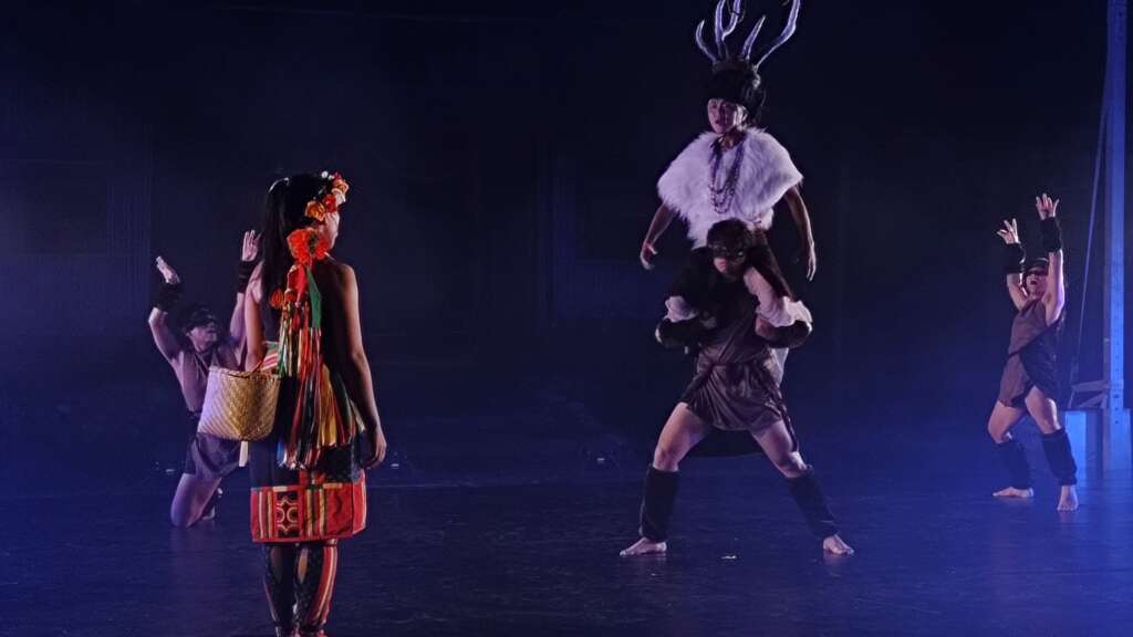 ∆《Saliyaliyan-印象Kasavakan》返鄉巡演,從神鹿與少女Samalikan的傳說、青年會所養成文化、鞦韆祭文化,到部落與土地共生共榮的生活智慧,透過當代表演藝術語彙呈現出卑南族文化深厚而動人的生命力。(圖/記者陳志強 攝)