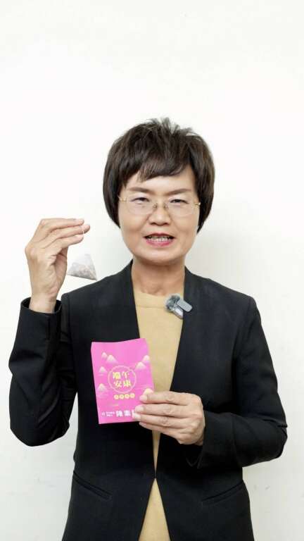 ▲民進黨彰化縣長候選人陳素月特別選在端午節前夕，準備由台灣牛樟木所製成的「天然原木香氛包」分送給彰化鄉親。（圖／記者林明佑翻攝）