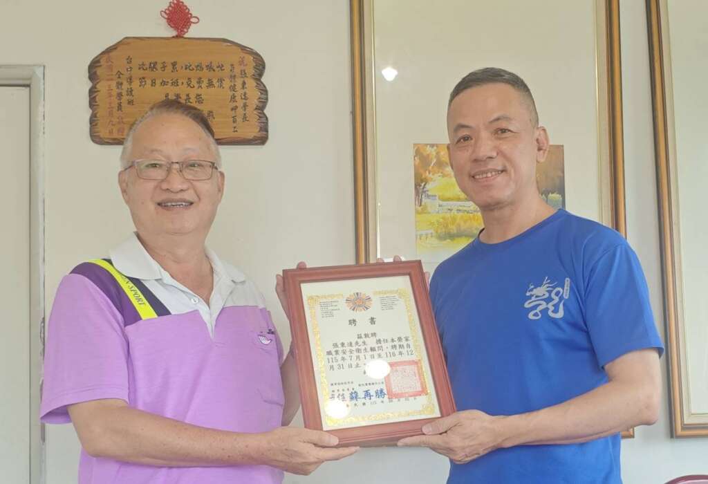 ▲彰化榮家秘書室閻主任代表家主任頒贈聘書予張顧問。(圖/彰化榮家提供)