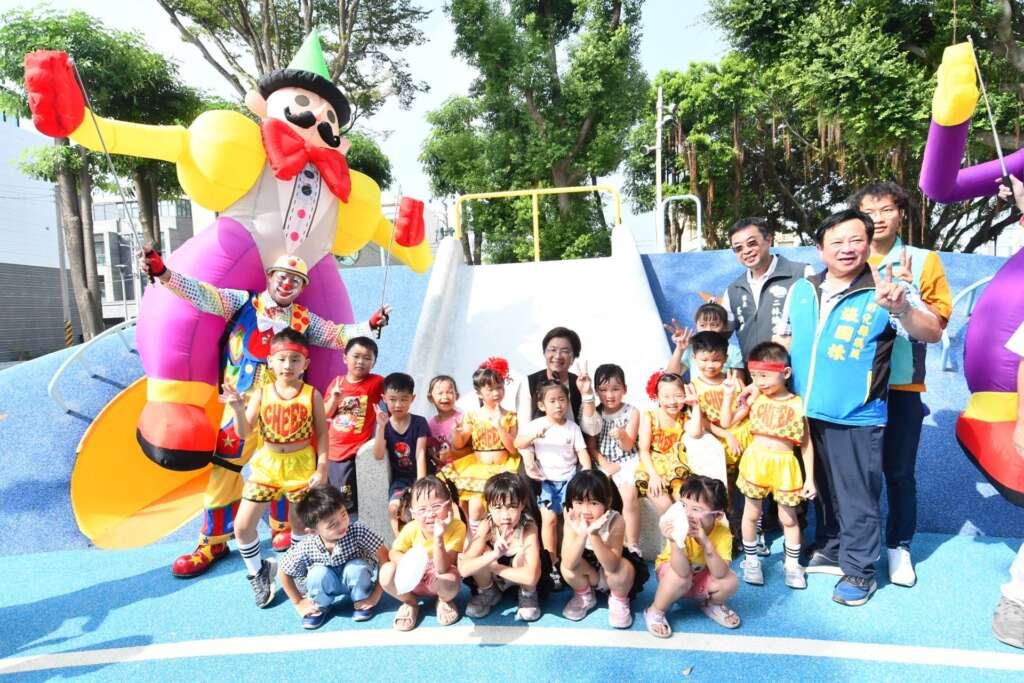 ▲彰化縣二林鎮和平公園兒童遊戲場環境設施改善工程,縣府傾聽地方心聲,積極打破傳統罐頭遊具限制,成功轉型為充滿歡笑的共融式遊戲場,滿足不同年齡層孩童的探索需求,成為在地親子休閒的新地標。(圖/彰化縣政府提供)