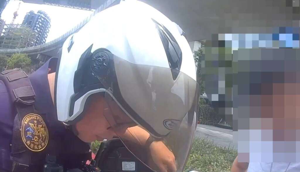 ▲恍神男子攜毒菸彈上路,南港警查獲再起出空氣槍。