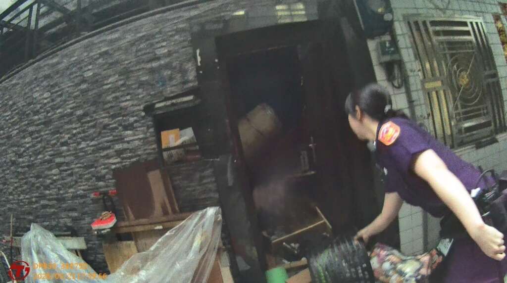 ▲英勇員警大聲喝斥該名男子停下手邊動作並離開犬隻。