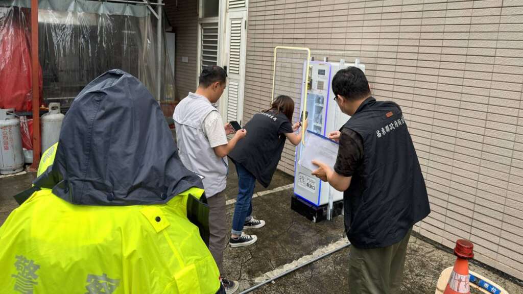 ▲頭份販賣機遭疑販售電子煙,工商發展處會同警察局及衛生局組成聯合稽查小組前往現場查核,以維護民眾健康及保障消費安全。