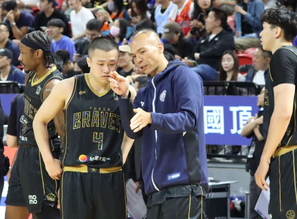 陳又瑋是勇士隊的未來希望，老將蔡文誠也不吝指點。 (魏冠中攝影)