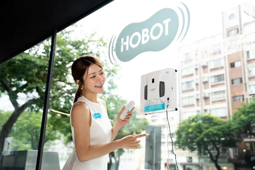 全新旗艦產品「玻妞雙刮刀擦窗機器人 HOBOT-SP10」為全球首創雙刮刀的擦窗機器人。