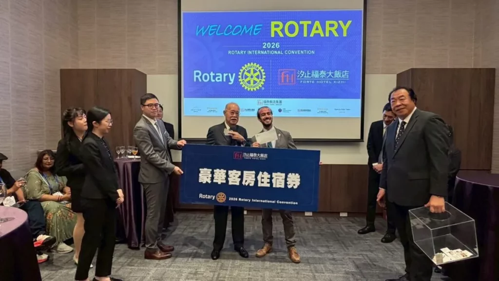 汐止福泰大飯店總經理梁志光於接待會上,頒發「豪華客房住宿券」給國際嘉賓。