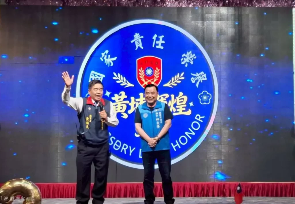 （左為）桃園市陸軍官校校友會理事長黃紹天、（右為）桃園市議會邱奕勝議長親切問候與會來賓。