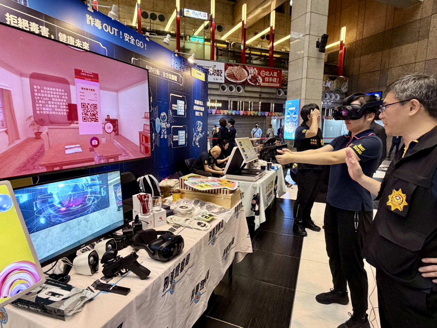 透過VR虛擬實境,讓民眾能在情境中親身辨識、判斷並學習應對。