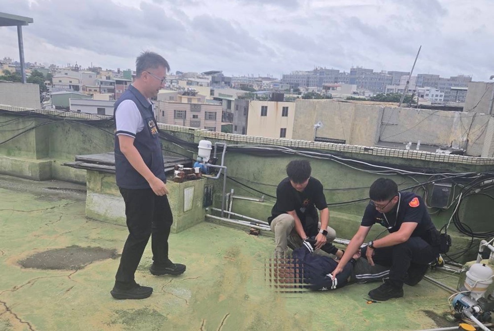 車牌不對心虛狂逃遁死巷 43歲通緝犯躲公寓頂樓被逮 207 cnews204260615a01