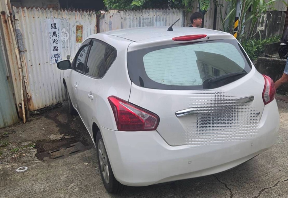 車牌不對心虛狂逃遁死巷 43歲通緝犯躲公寓頂樓被逮 208 cnews204260615a02