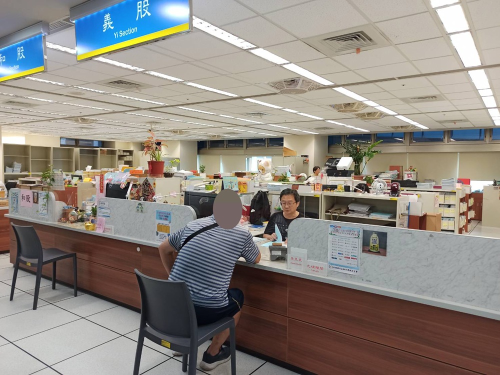 酒後外出騎機車停等紅燈 對街警察見臉紅攔查拒測罰18萬元 228 cnews204260615a11