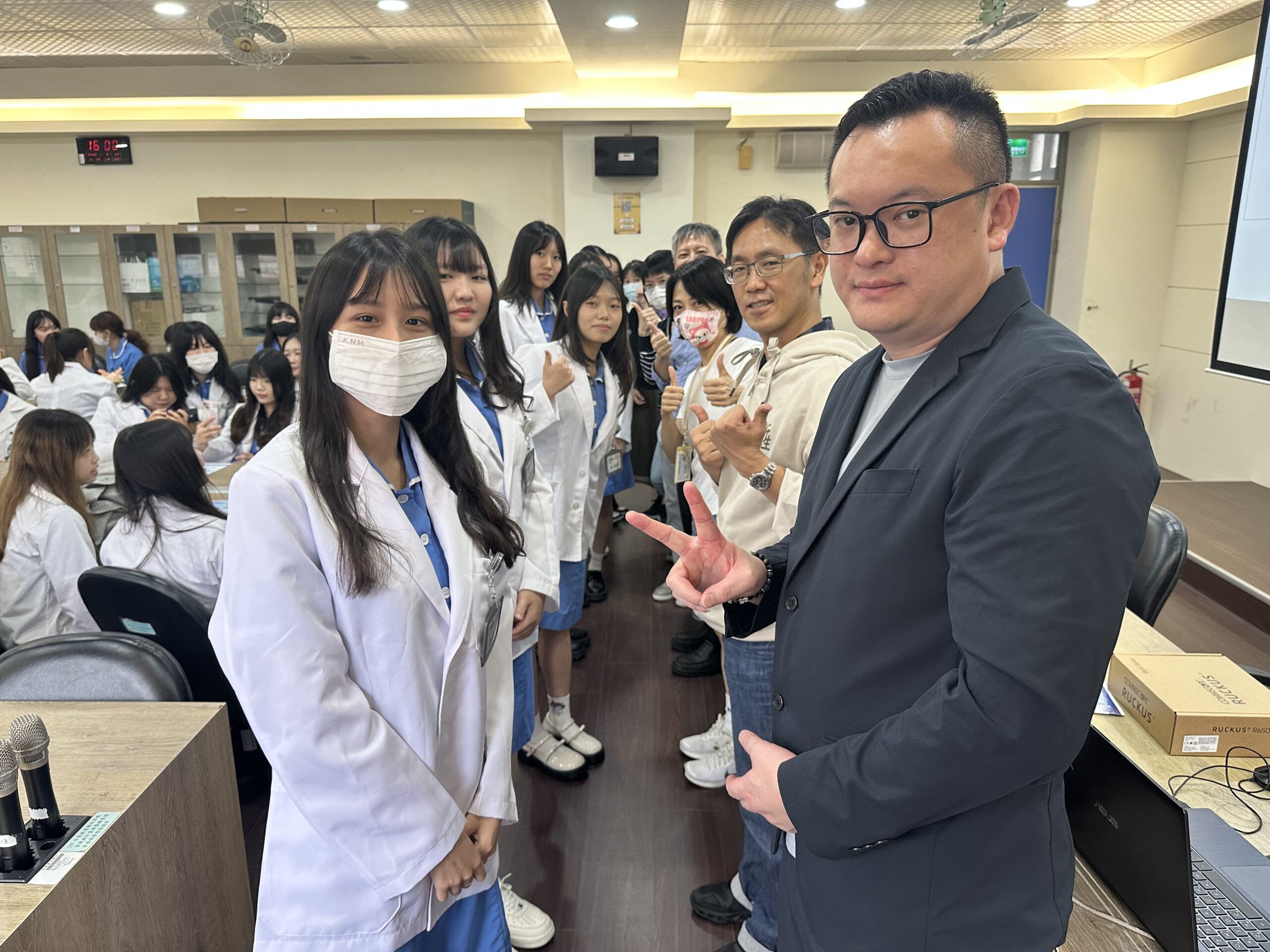 新生醫專80位醫保科學子宣誓授證 攜手企業培育健康產業新秀 圖說三:師長與企業代表為醫保科學生授證披袍。圖:新生醫專提供 0 scaled