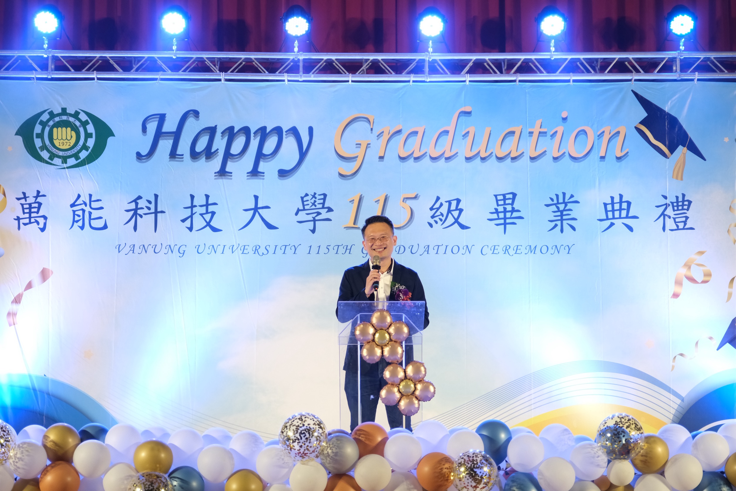 萬能科大畢典登場 莊暢:解決問題的能力不會被AI取代 圖二 桃園市蘇俊賓副市長期勉畢業生延續萬能精神,迎接AI挑戰。圖片:校方提供