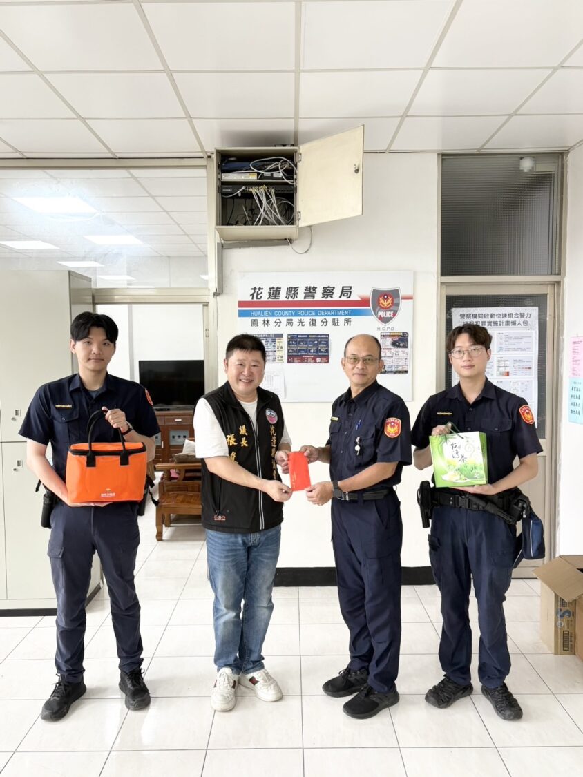 張峻（左二）於警察節前夕慰問基層警察同仁，感謝員警長年堅守崗位，守護花蓮治安、交通安全與人民生命財產安全。（圖／記者 趙靜姸翻攝）