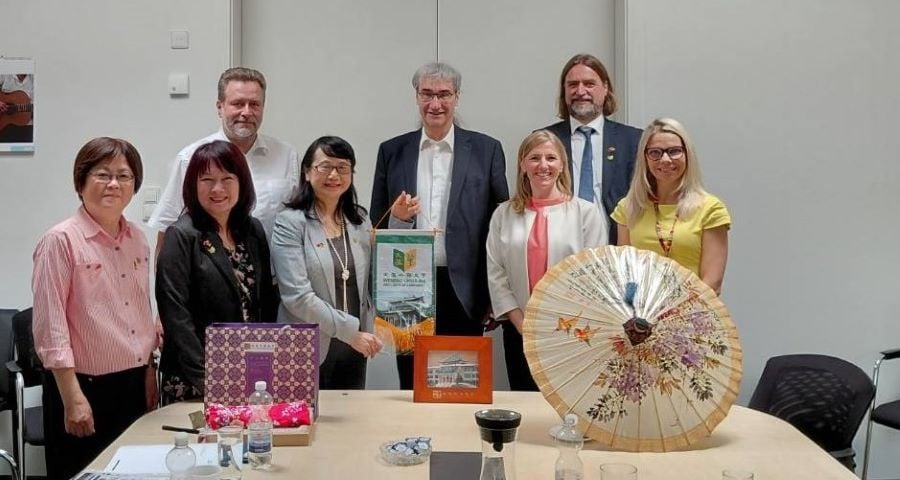 ▲文藻外大訪德代表團赴姊妹校西薩克森茨維考應用科技大學交流,參訪半導體實驗室,並與校長Stephen Kassel(中)及團隊就半導體人才培育、華語教育及跨域合作交換意見,深化台德高等教育與技職合作。