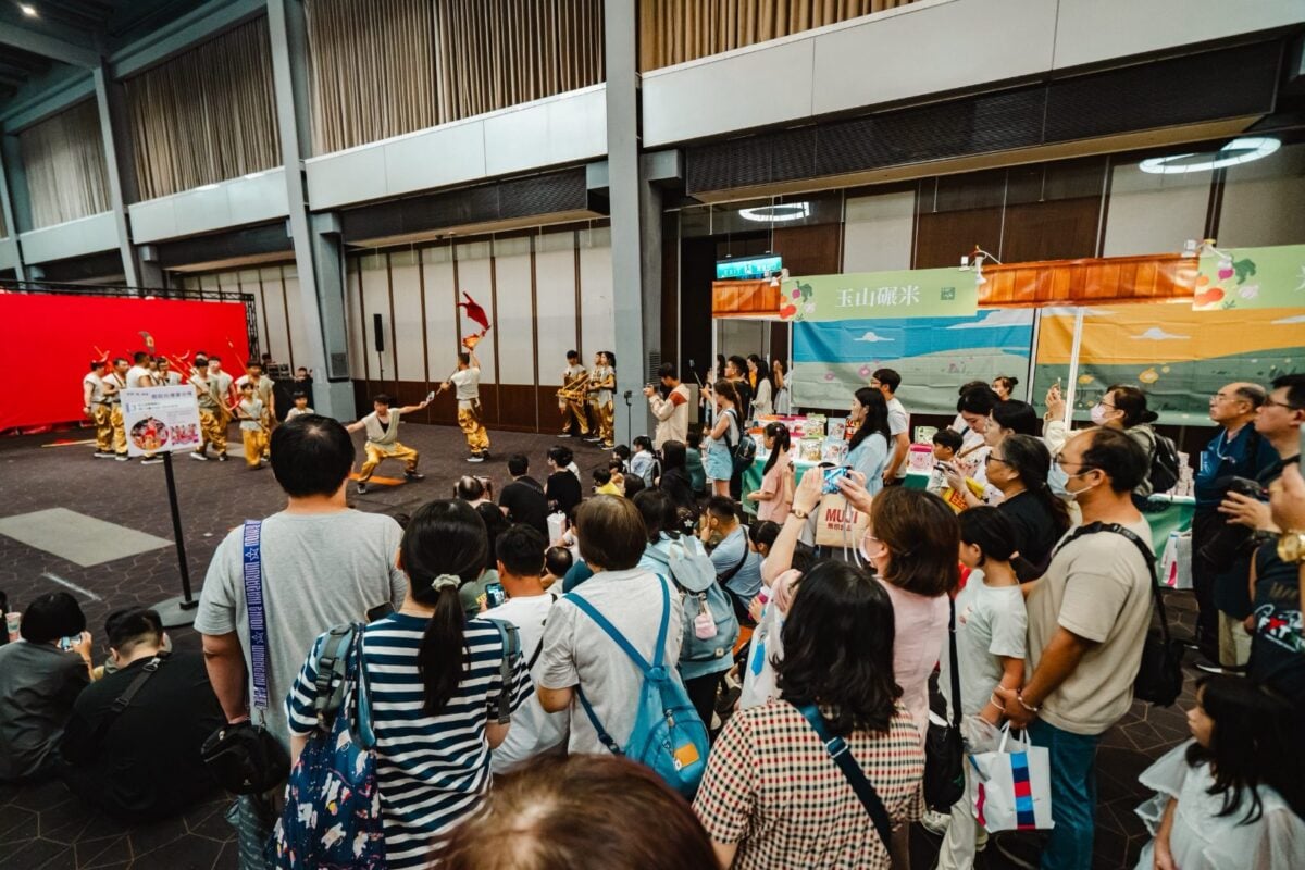▲臺南大學民俗隊宋江陣精彩演出吸引民眾駐足欣賞台灣傳統藝陣文化。