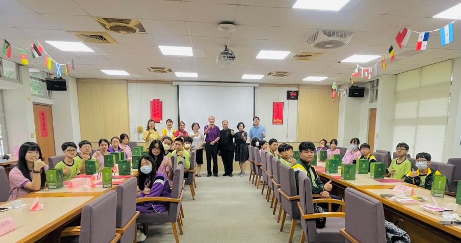 ▲財團法人謝黃扁文化藝術基金會與普門中學校長王文俊及得獎學生合影。