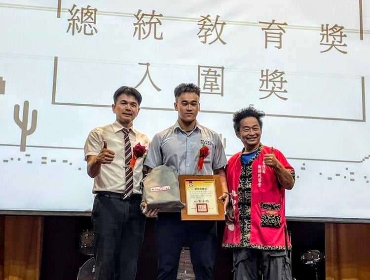 ▲吳星宏校長(左)在畢業典禮時公開頒獎表揚高浚秝同學(中)。(記者劉峻文攝)