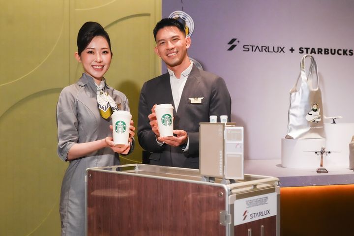 星宇航空ｘ星巴克聯名系列萌翻登場 超人氣Bearista熊換上帥氣機師制服 帶著咖啡一起出發吧