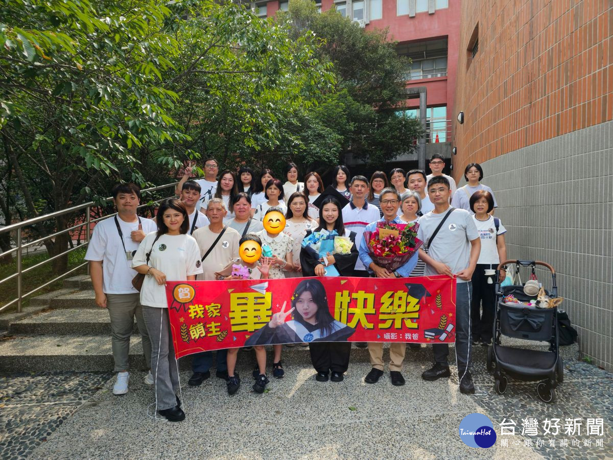 暨大114年度畢業典禮國企系畢業生張彧萌(著學士服)，與25位家族成員和一隻寵物毛孩組成的「超重量級應援團」合影。（暨大提供）