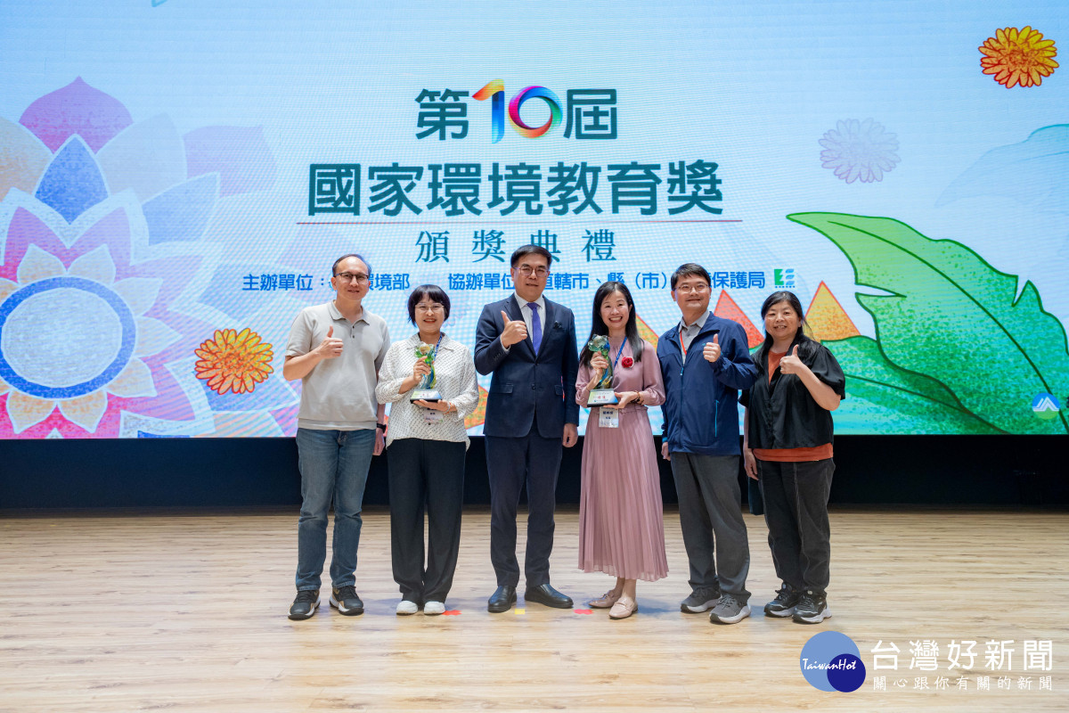 彭啓明部長頒獎表揚，社子國小、大溪木博館榮獲國家環境教育獎 。