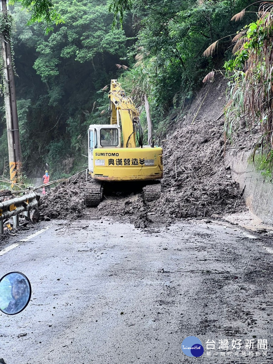 投89線（力行產業道路）18.2K、28.3K及36.5K等路段接連發生土石泥流災情，目前18.2K及36.5K路段已維持基本通車狀態，28.3K路段則持續搶修中，暫未開放通行，預計今(16)日中午前可開放通車。（縣府提供）