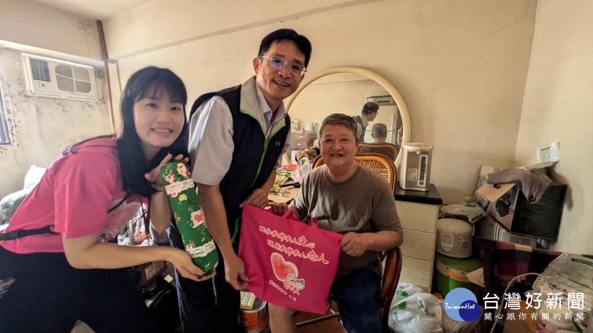 台電台中區營業處處長許墩貴關懷獨居及弱勢長者，並捐贈肉粽、孝親槌及艾草枕等物資。