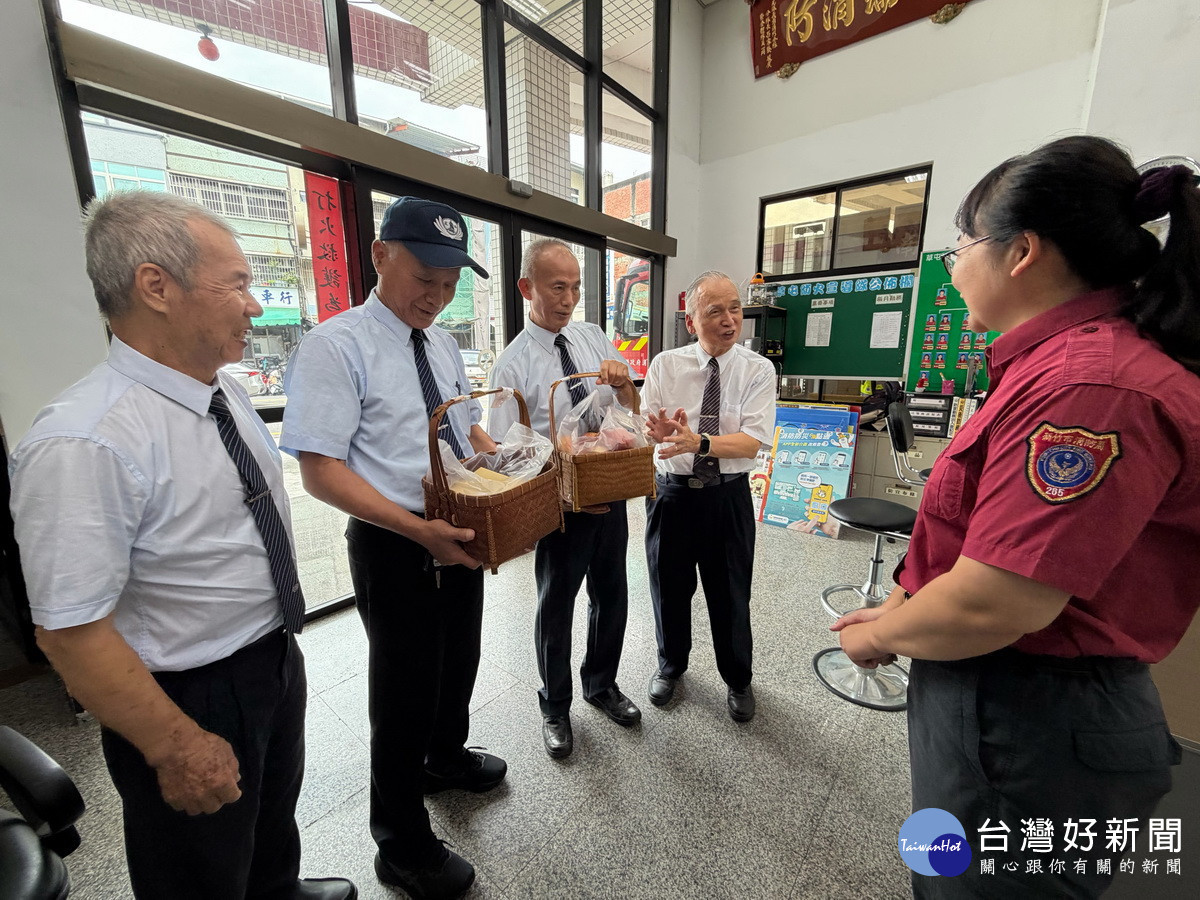 慈濟志工赴消防分隊贈愛心粽等。(慈濟草屯聯絡處提供)<br /><br /> <br /><br />