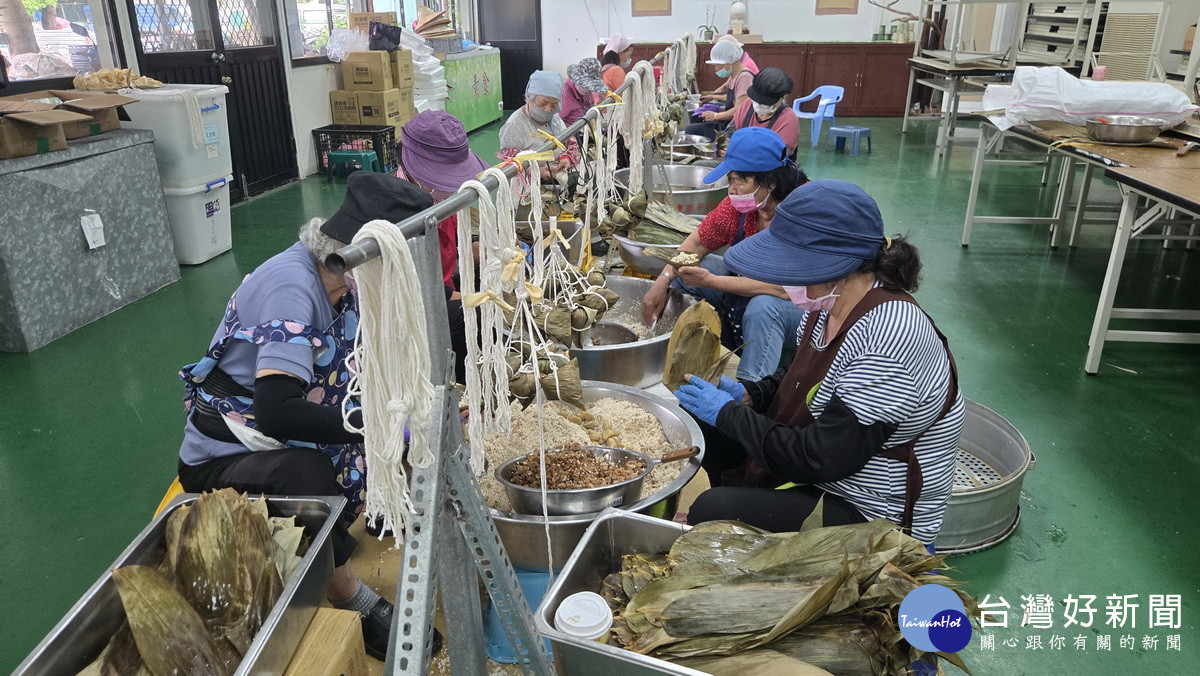 近千歲嬤團來包粽。(慈濟草屯聯絡處提供)<br /><br />