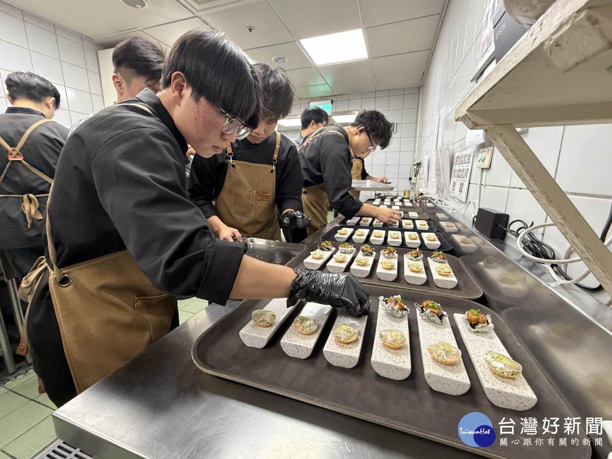 弘光科大餐旅系學生準備米其林專題發表餐會前菜。