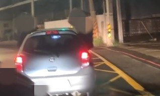 網傳乘客危險探出車窗，警方開單法辦、依法嚴懲。