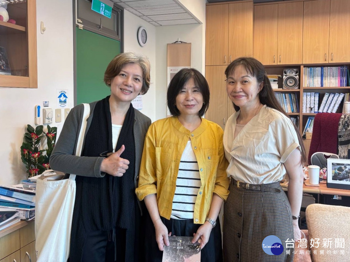 中原大學通識課程結合「明星名人系列講座」，邀請影視與文化藝術領域專業人士走入校園，拓展學生視野。（左起：黃柔閩、中原通識教育中心主任柯惠鈴、副教授陳雅湞）