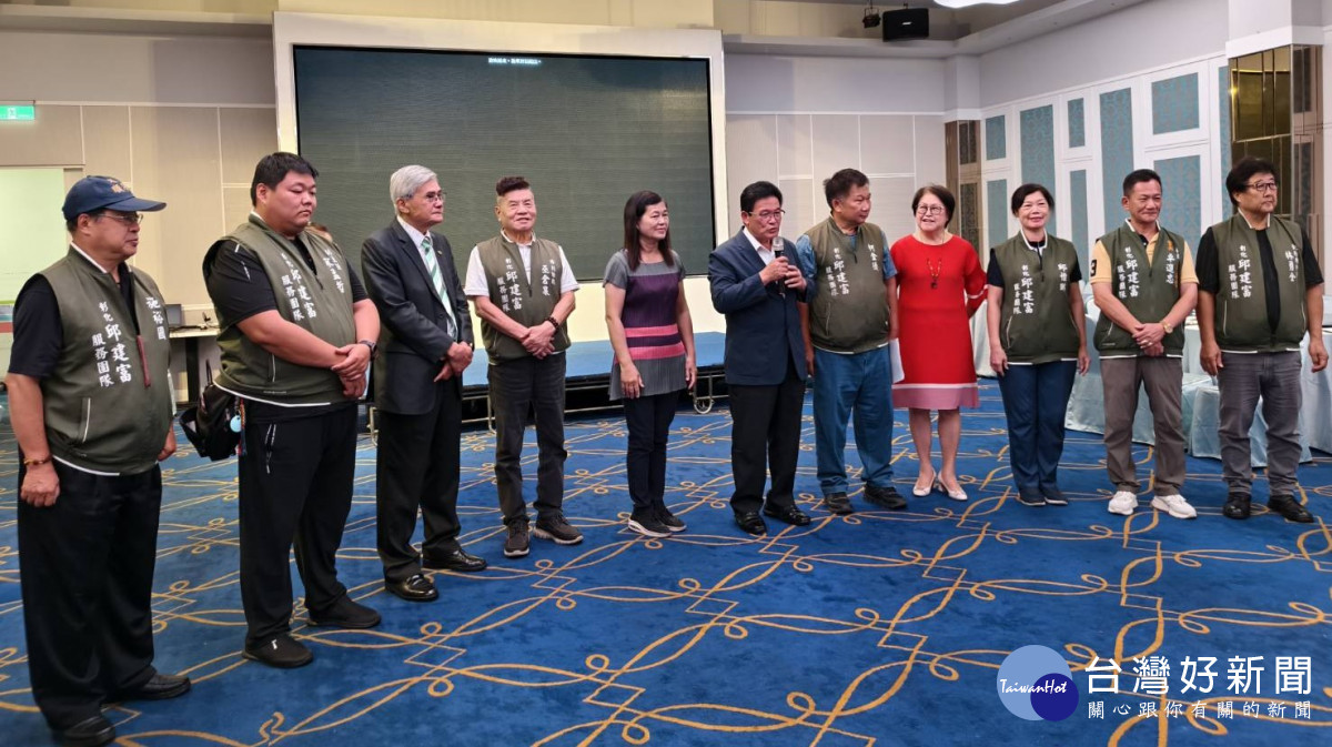 邱建富提出「世代有富、五吉幸福」五大福利政策,並介紹輔選團隊。圖/記者鄧富珍攝