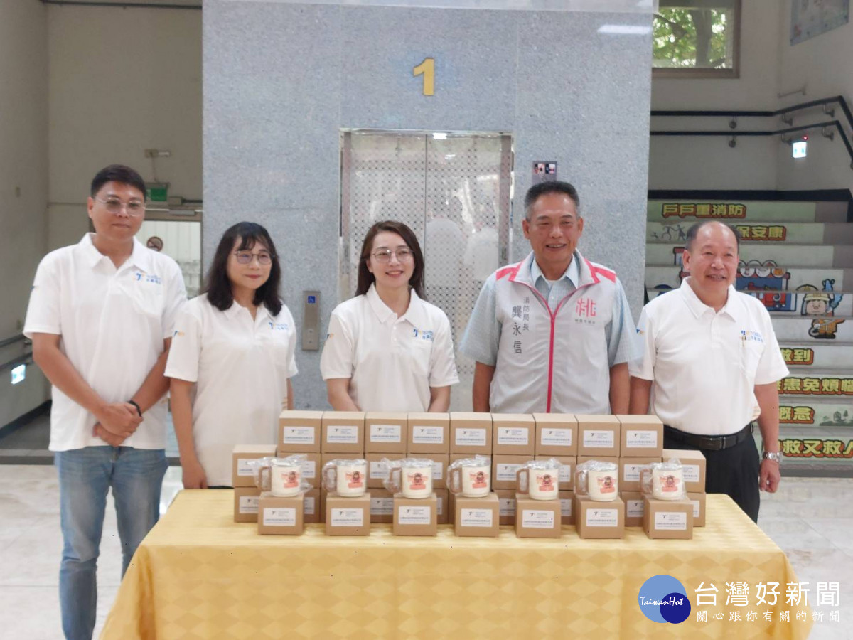 台鎔科技捐贈400份環保不鏽鋼杯，左起：方逸群副理、吳桂蓮副總經理、陳麗麗董事長、龔永信局長、張德鈞總經理。