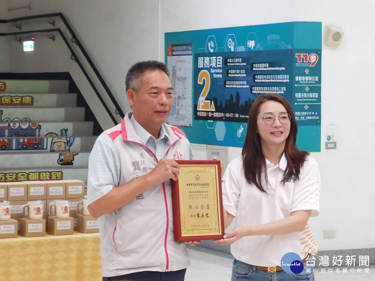 消防局局長龔永信頒贈感謝狀。