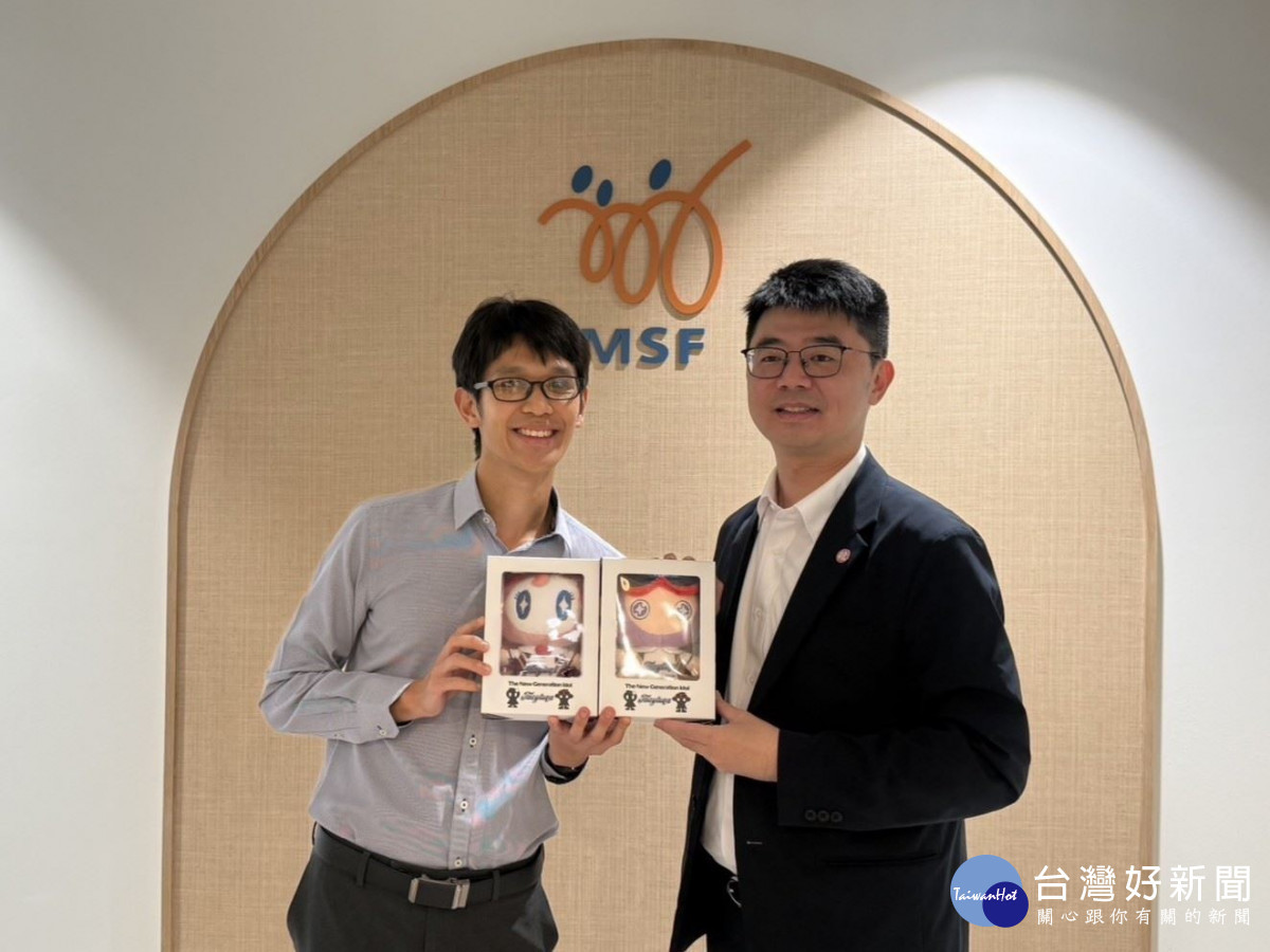 羅楚東處長致增桃園吉祥物予Timothy Lim副處長。